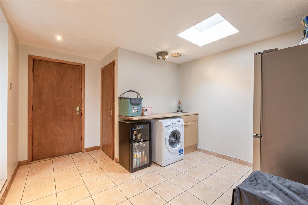 12 Gaveston Close, Byfleet, KT14 7HE - 12.jpg