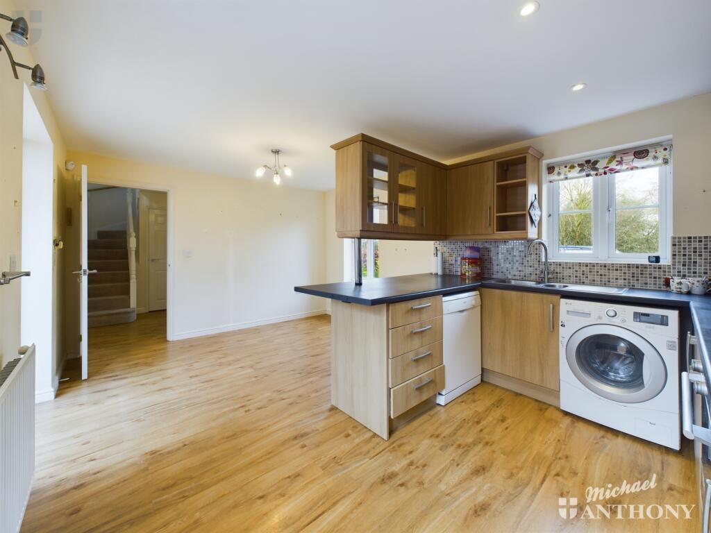 CAM03852G0-PR0204-STILL004