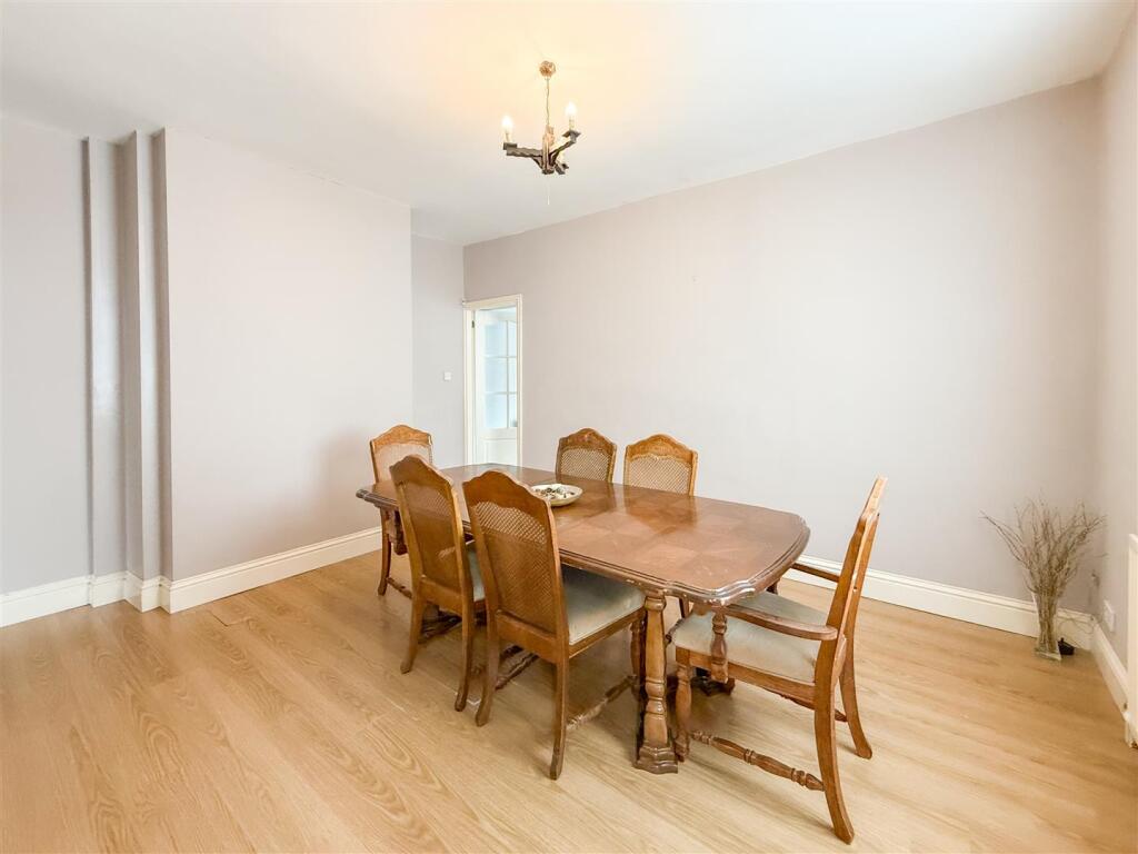 FAMILY/DINING ROOM