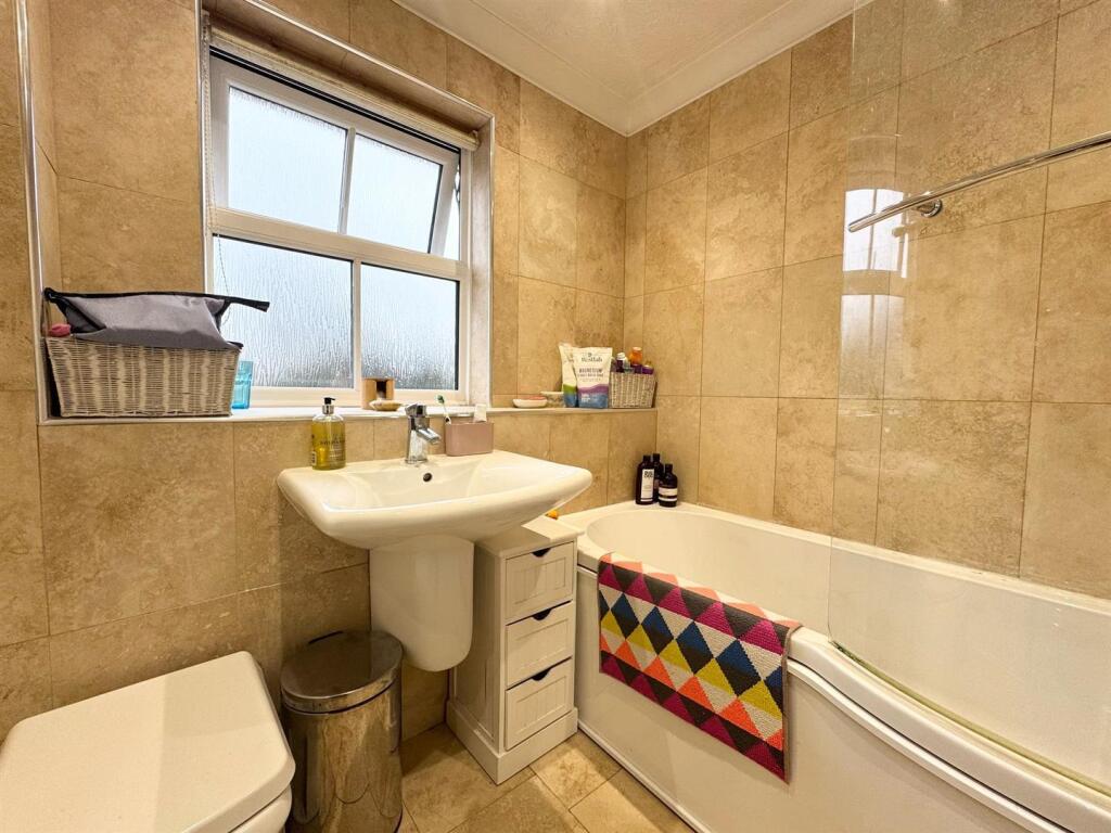 Family bathroom 1.jpg