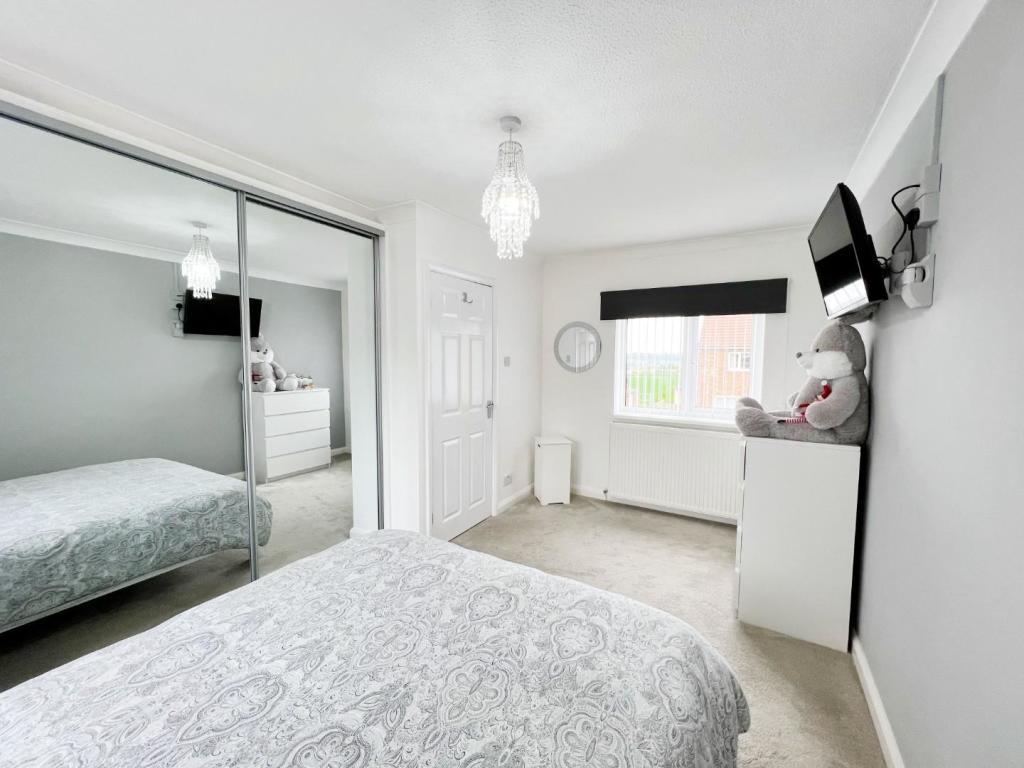 Bedroom 1 pic 3.jpg