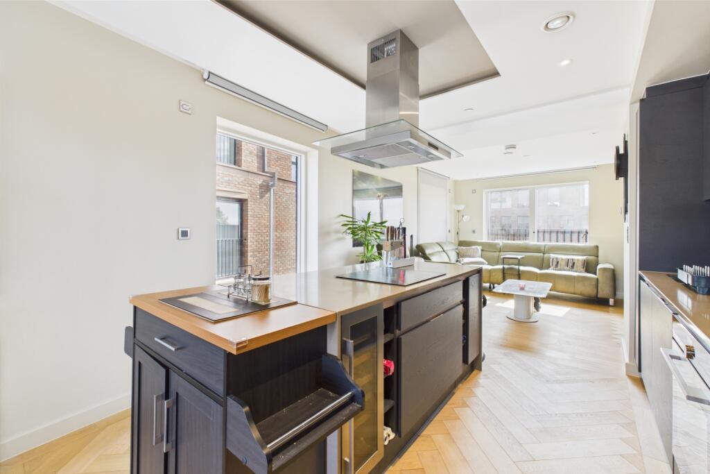 CAM03162G0-PR0257-STILL008