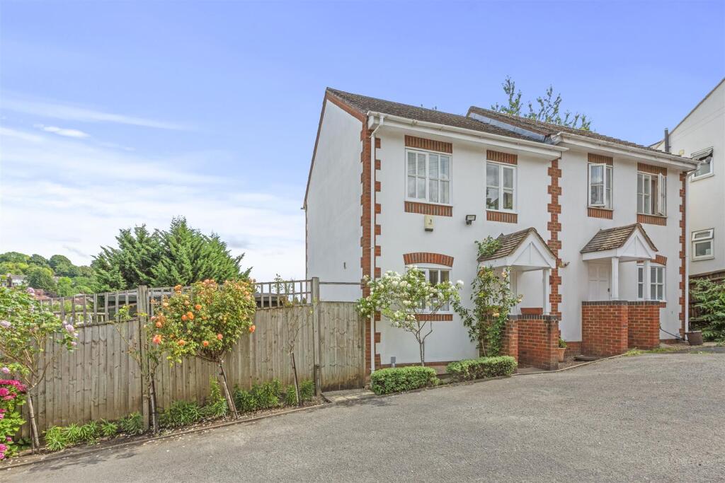 142b Totteridge Road, HP13 6HZ-14.jpg