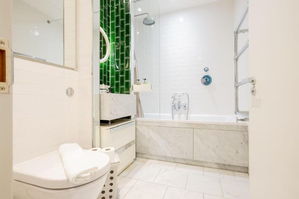 Bathroom        .JPG