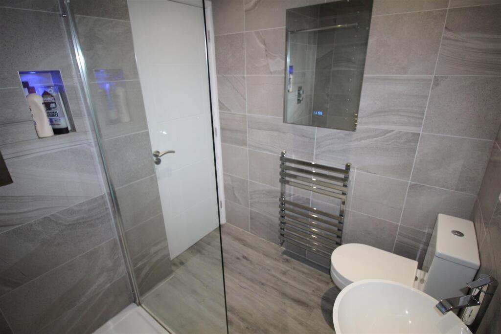 Drake Close, 11 Bathroom 2.JPG