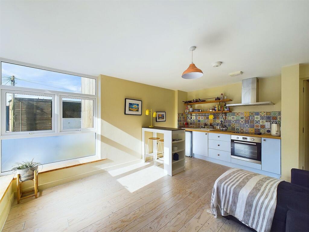 Lounge/Kitchen