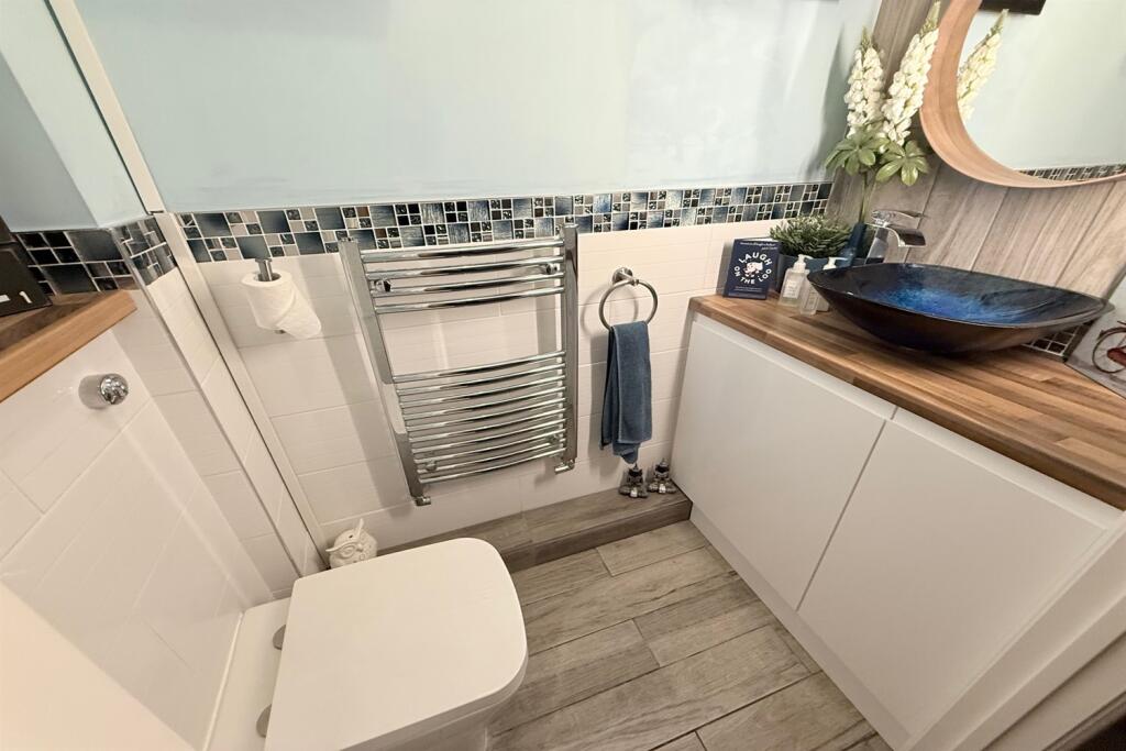 Downstairs WC/Cloakr