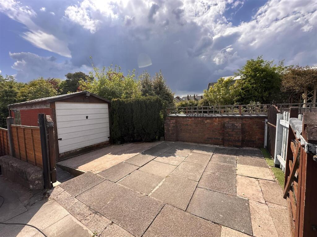 Detached garage