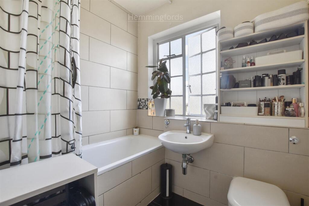 01-528eGCHMF - 4 Tollington Court -Bathroom- Origi
