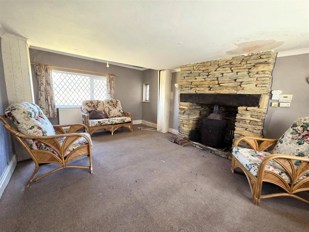 Mermaid Cottage - Lounge.jpg
