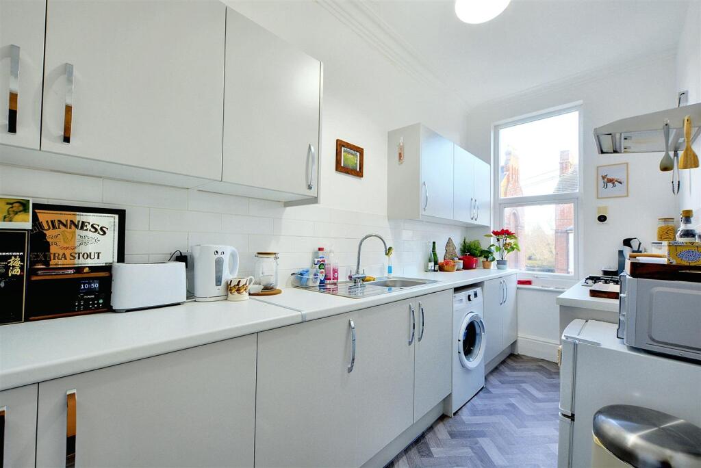 Flat 2 Kitchen_1.jpeg