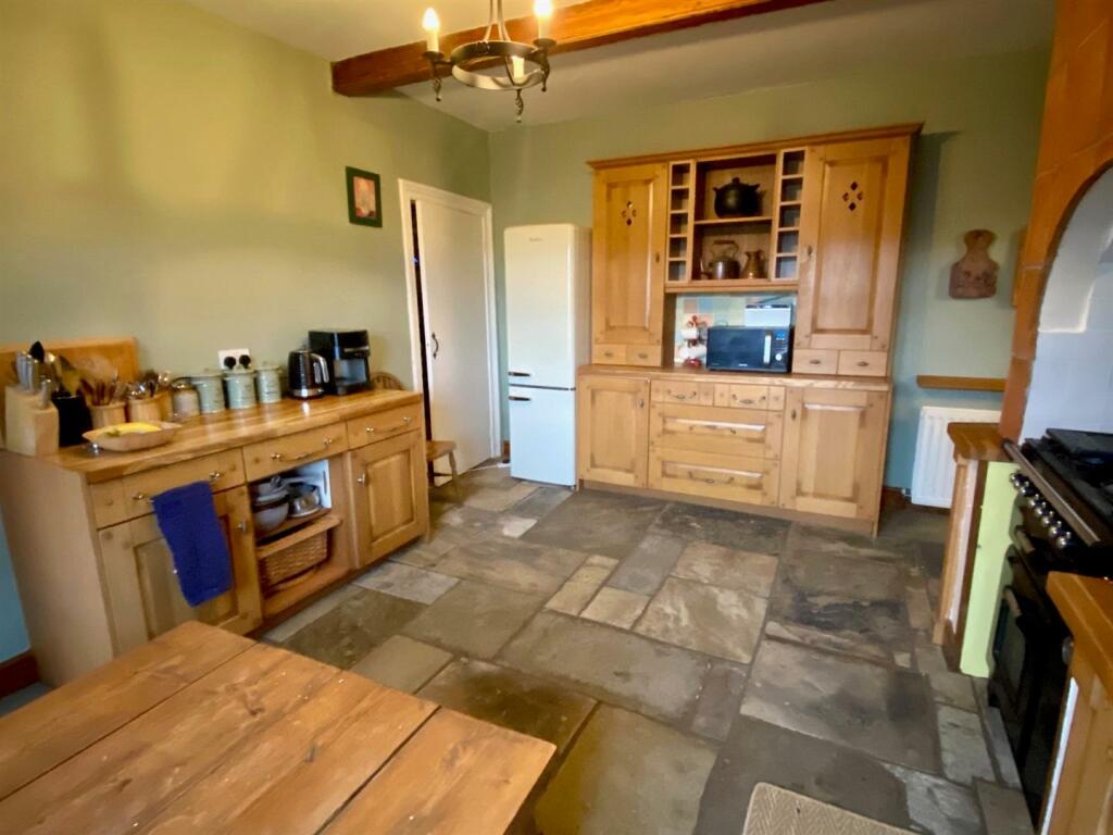 wellhouse lane 33 kitchen 3.jpg
