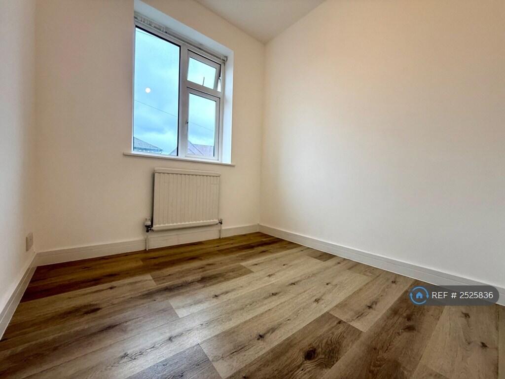Large Single Bed Room 3