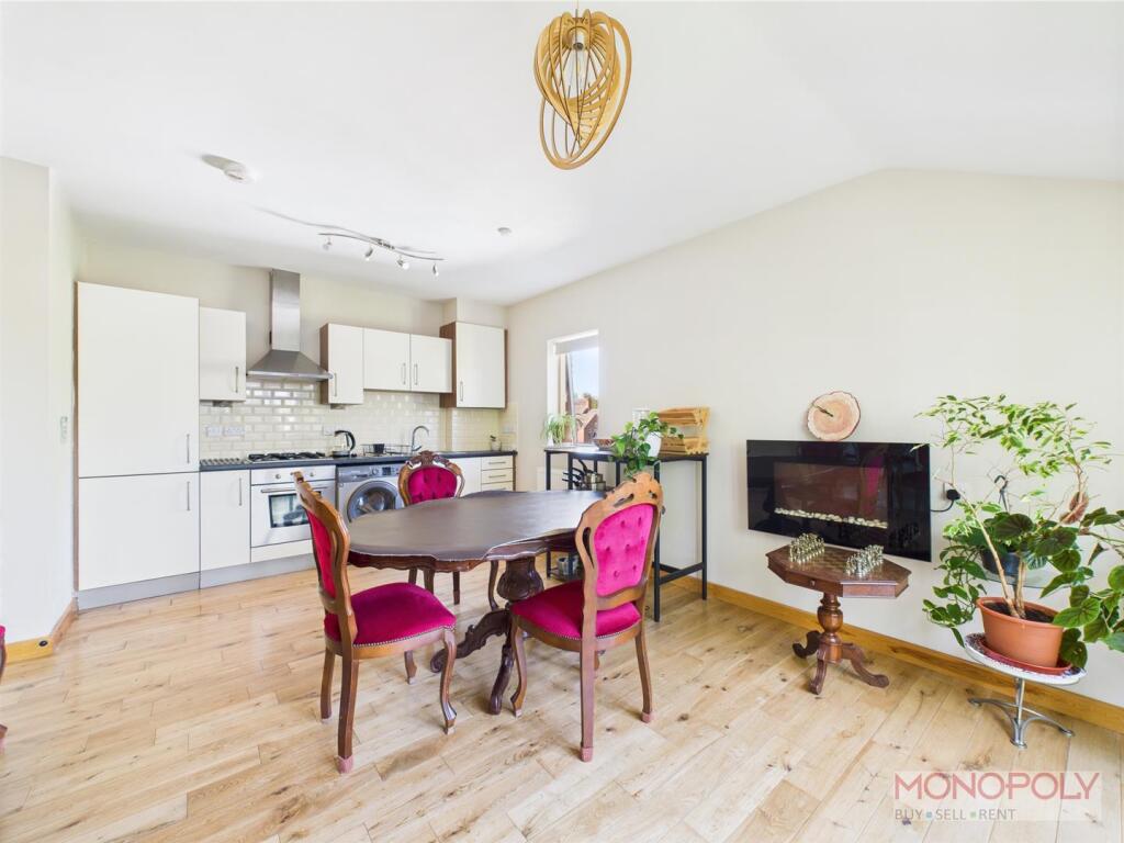 OPEN PLAN LOUNGE/KITCHEN/DINING ROOM