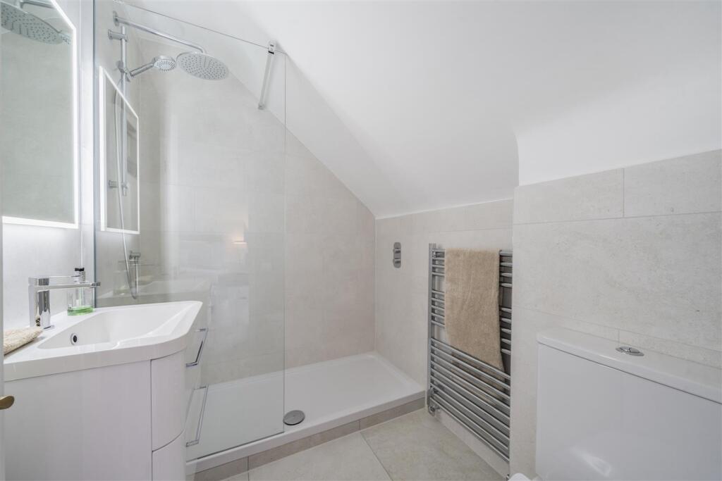 Bedroom 1 en suite.jpg