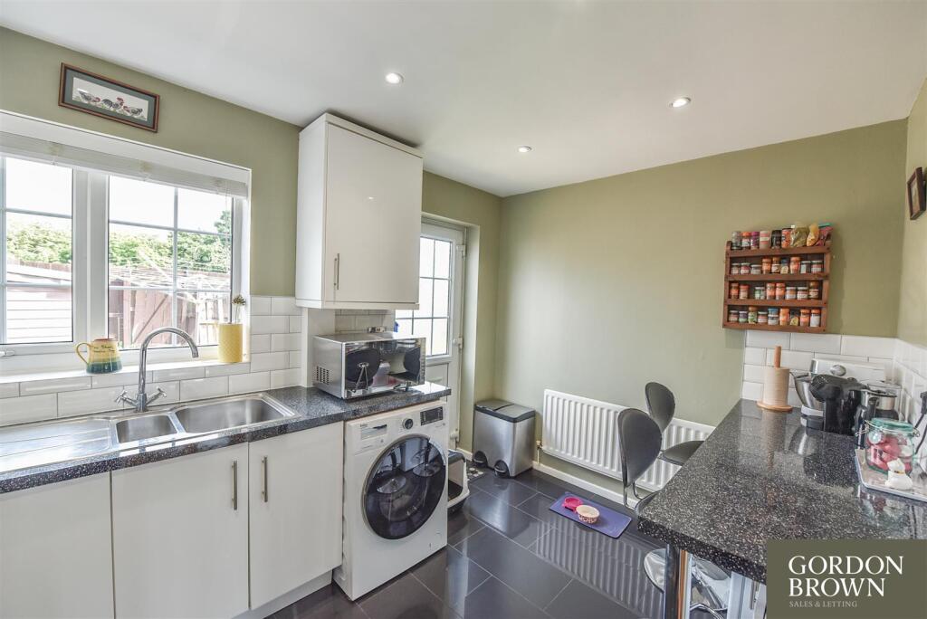 BREAKFASTING KITCHEN