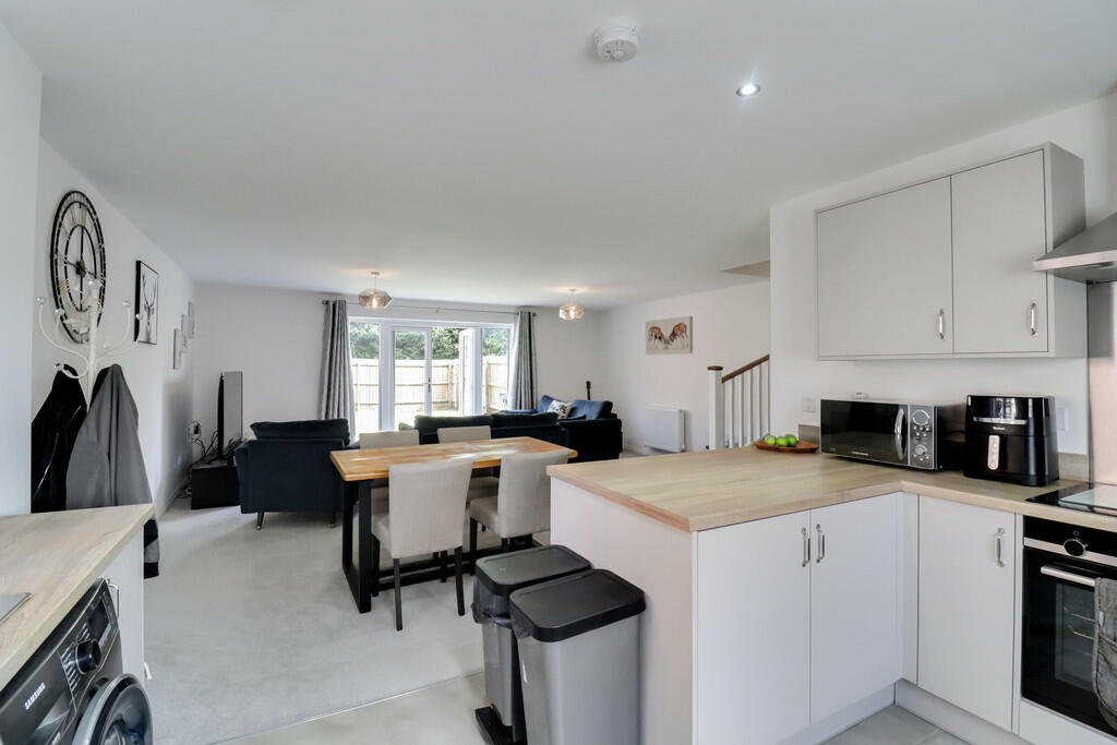 Kitchen to Lounge...