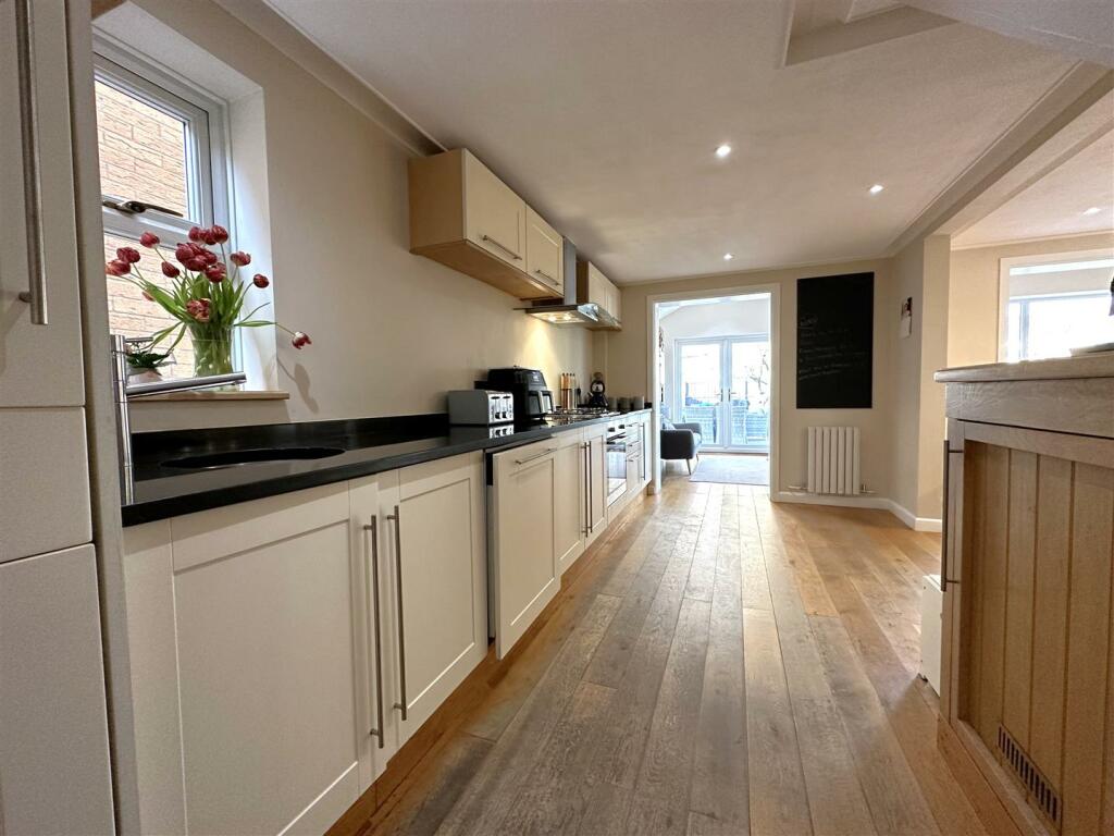 Extensive Fitted Kitchen 291