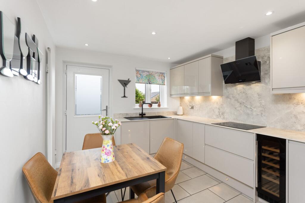 Kitchen / Dining Area