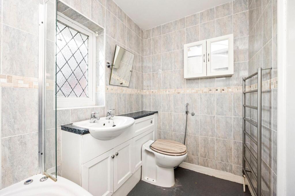 Amberley Drive 128 BATHROOM 2.jpeg