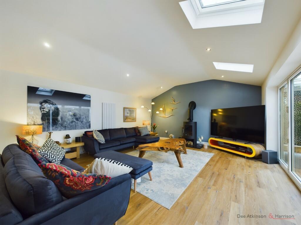 Lounge/Dining/Kitchen Area