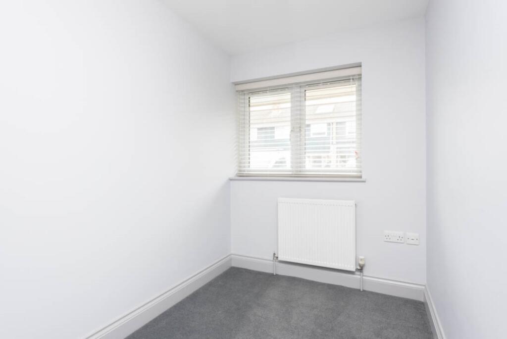 Flat B Snowdon Mede low-4