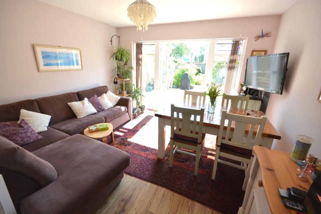FAMILY/DINING ROOM