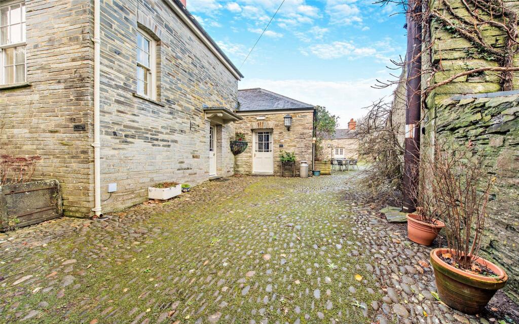 Cottages Courtyard