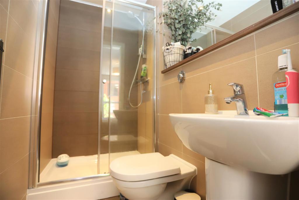 Ensuite.JPG
