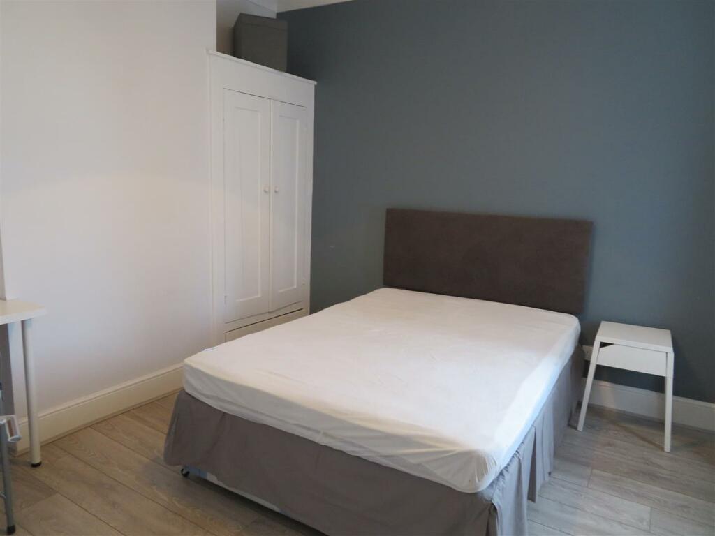 1 Edmund Road Bed4.JPG