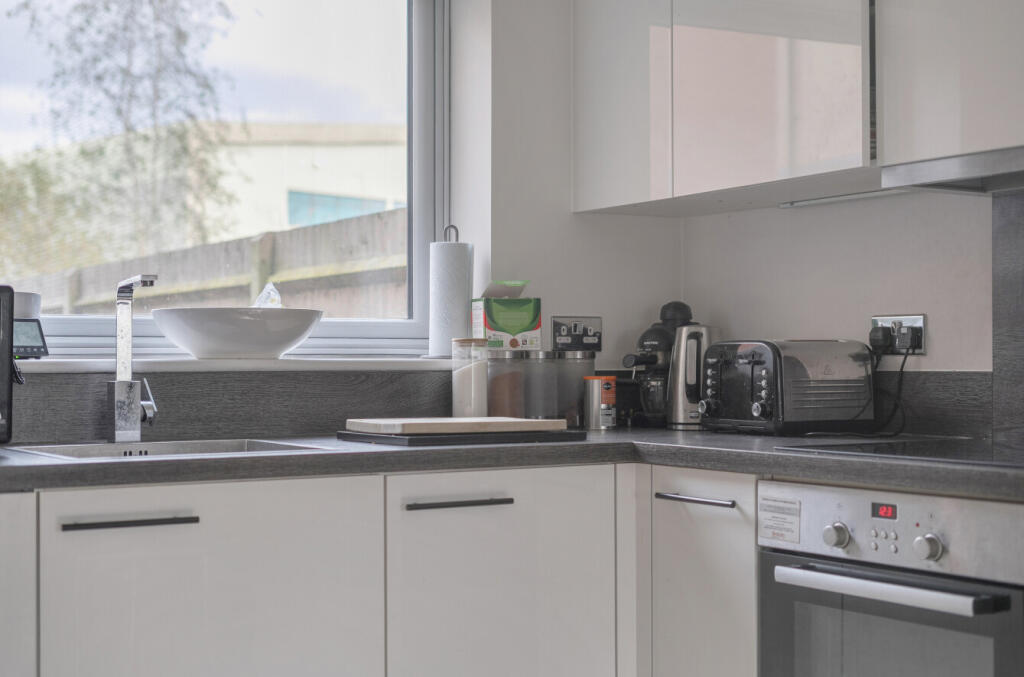 1383305-15-691c5d...