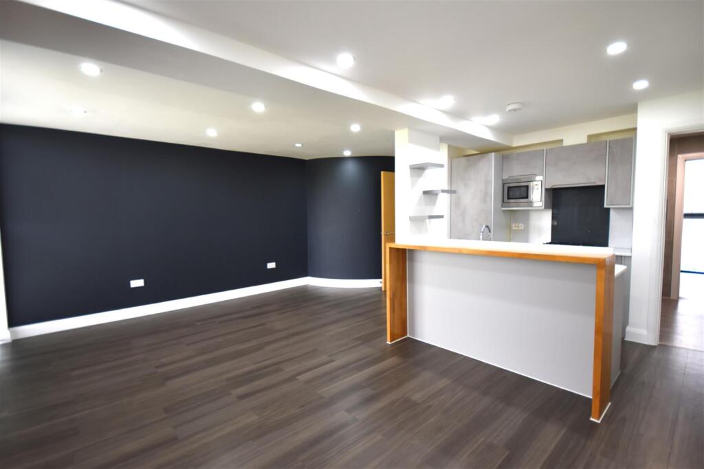 Lounge kitchen.JPG