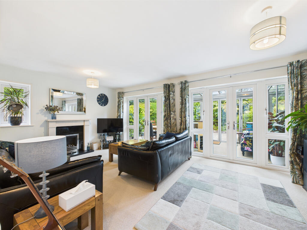 CAM02909G0-PR0402-STILL004