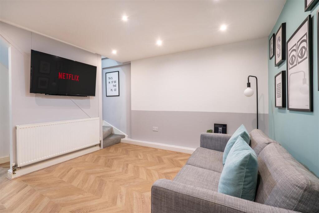 _AJH2208-HDR Netflix.jpg
