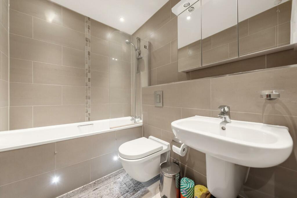 En-Suite Bathroom.jpg