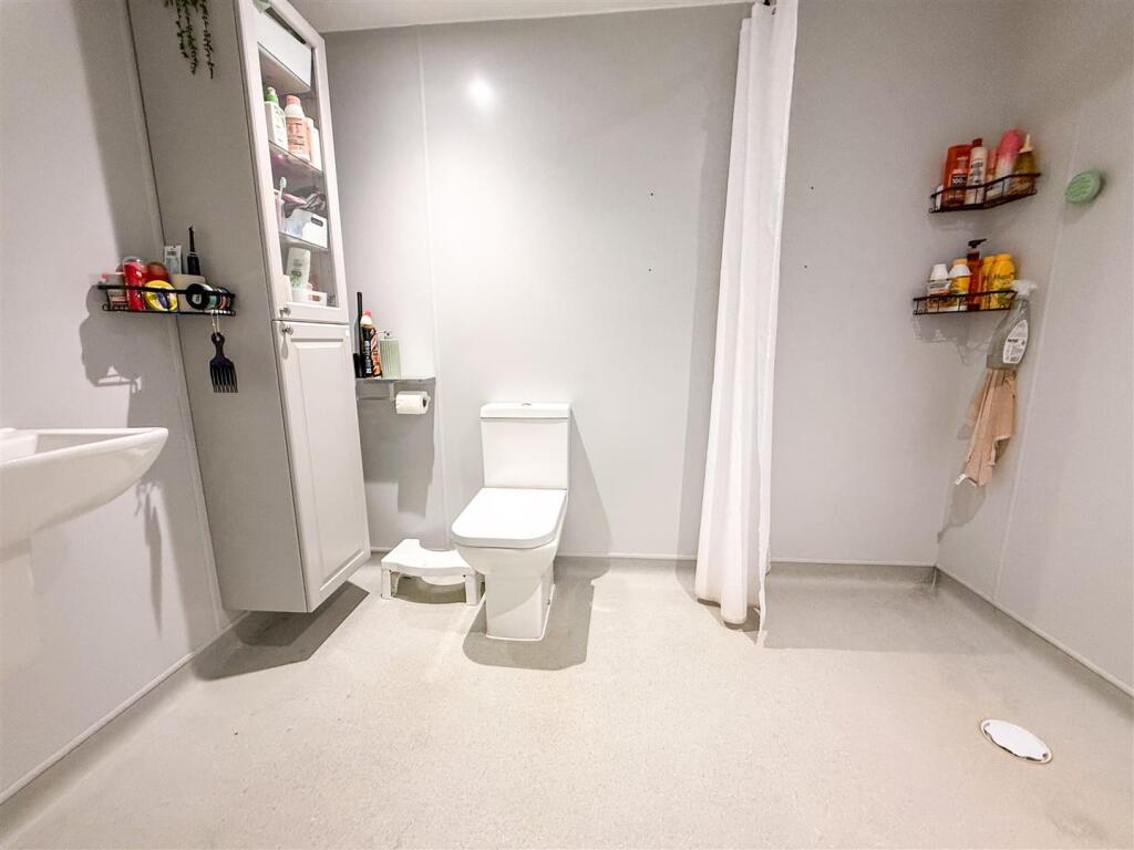 ACCESSIBLE SHOWER ROOM