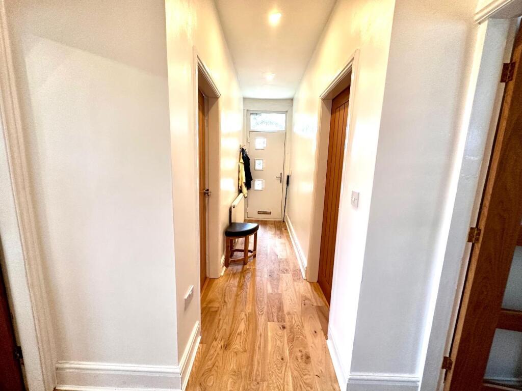 T -SHAPED RECEPTION HALLWAY