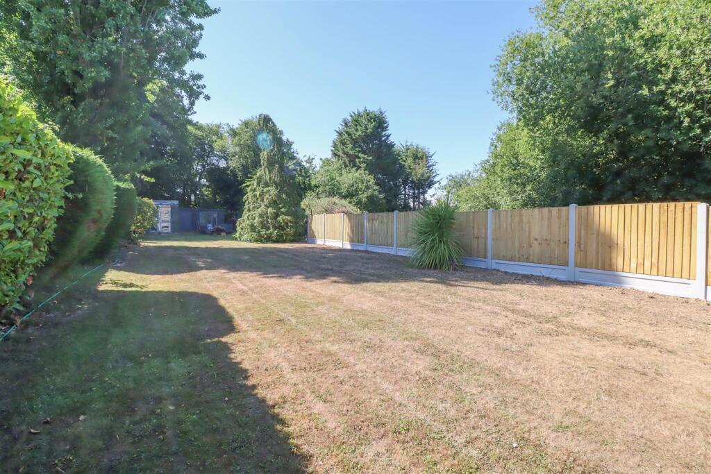 111 RUNWELL ROAD GARDEN-6.jpg