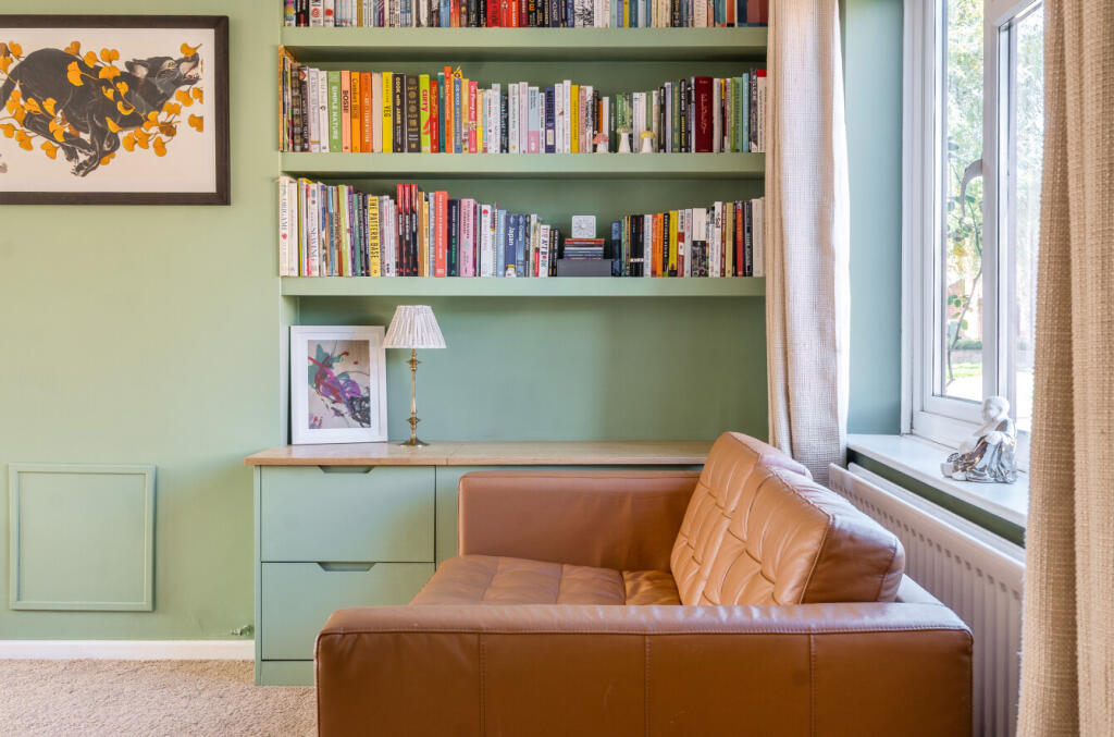 1370553-7-68f8b50...