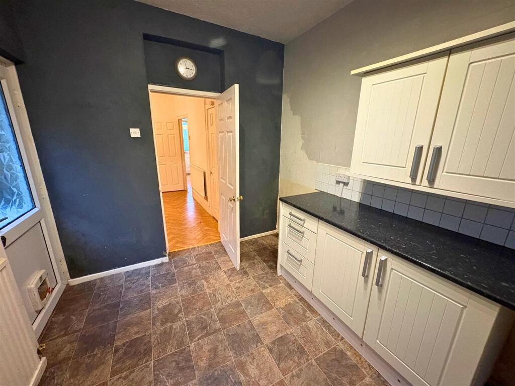 Kitchen c (edit).jpg