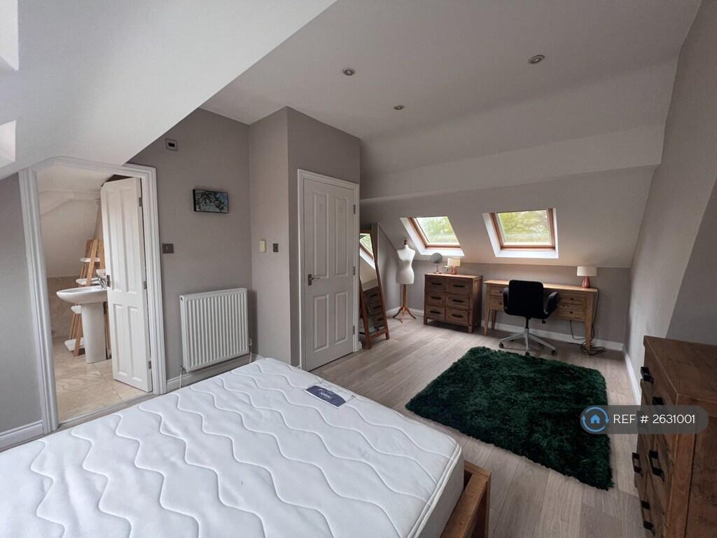 Velux Windows; Walk-In Wardrobe; En-Suite