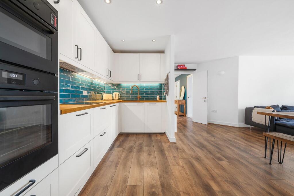Kitchen (2).JPG