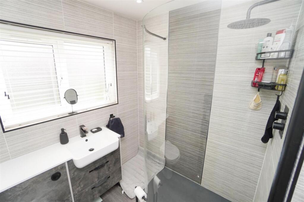 upstairs bathroom1.jpg