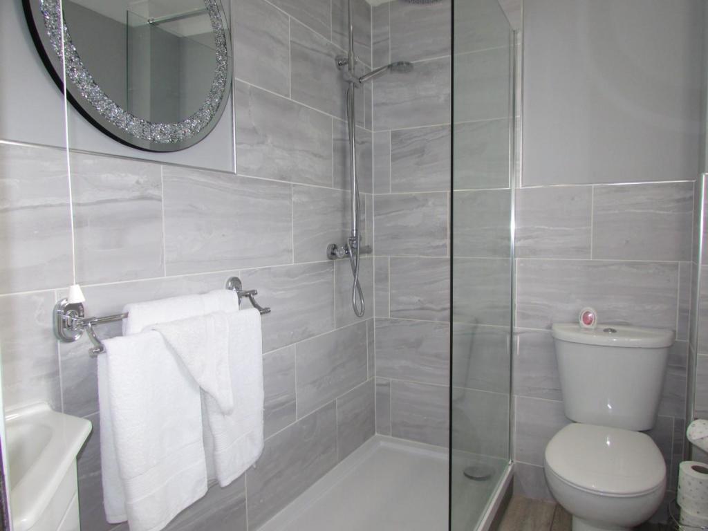 NewOakCl34ensuite1.JPG