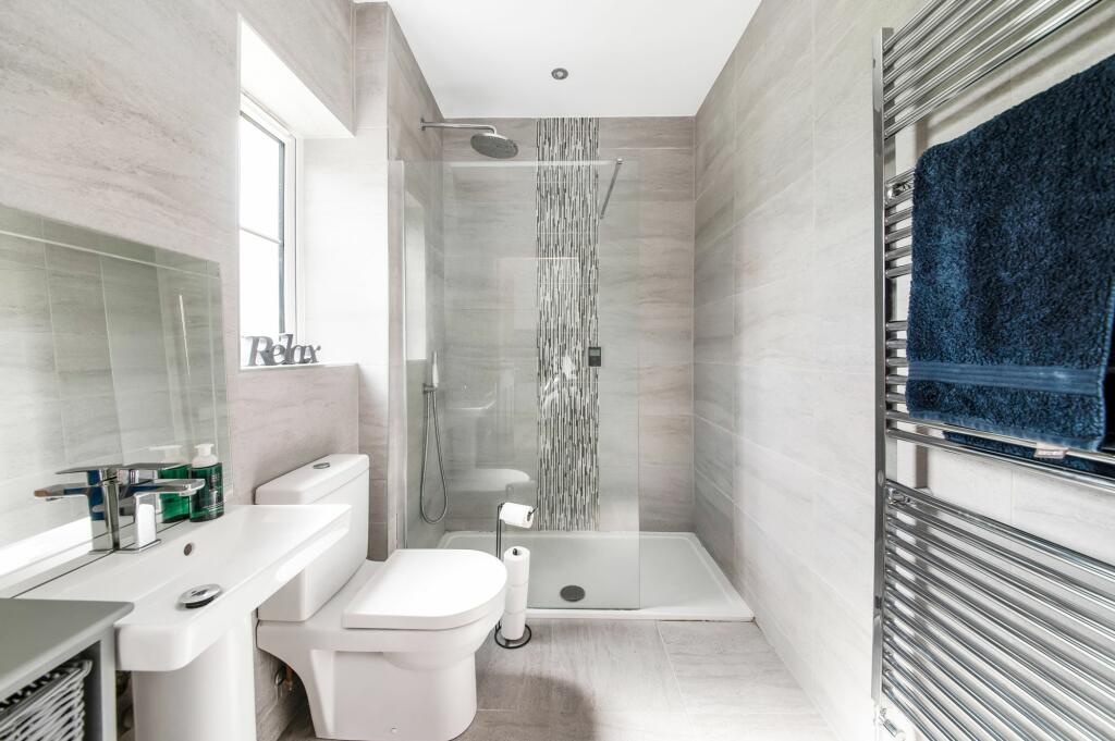 EN-SUITE SHOWER ROOM