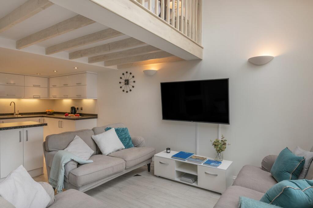 16 Dartmouth House, Dartmouth Kitchen / Living Area