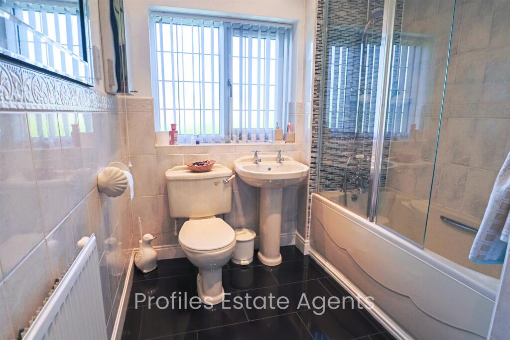 Modern bathroom (rear)