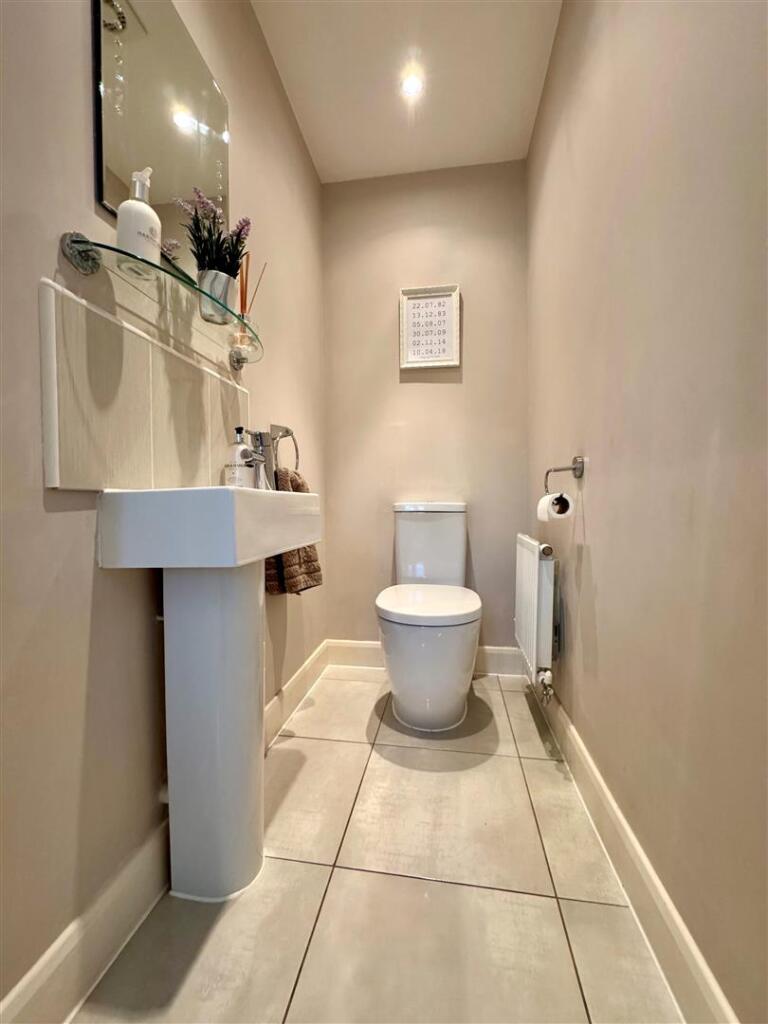 downstairs wc.jpg