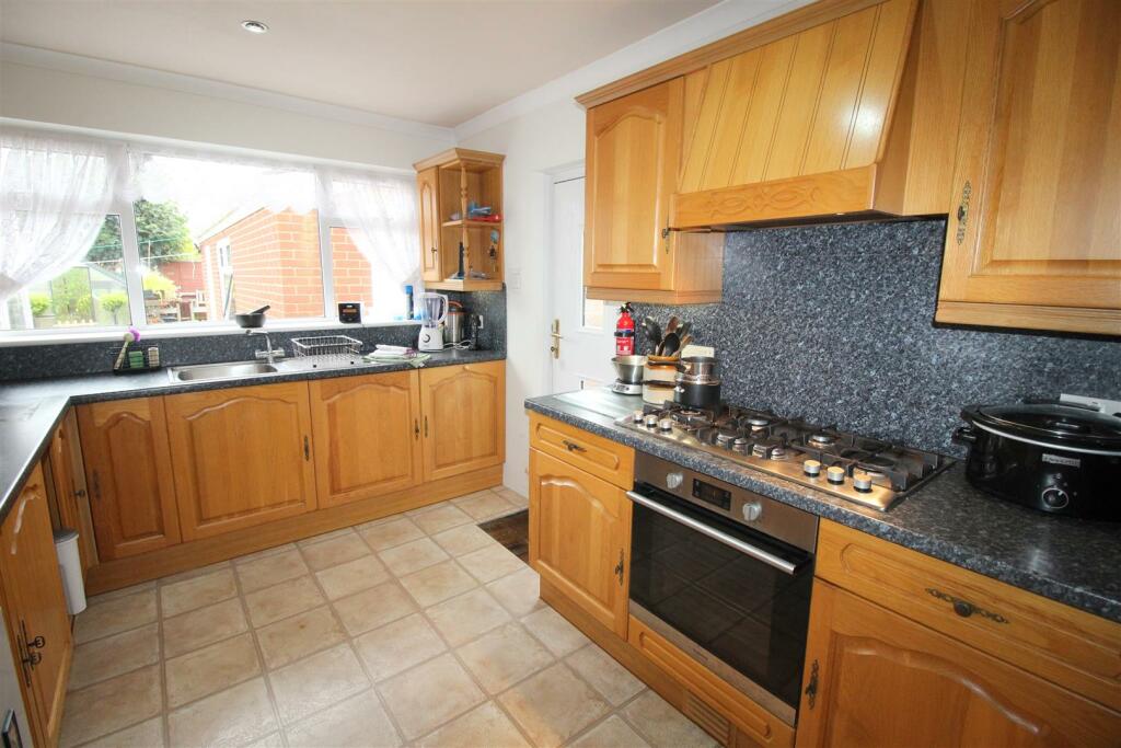 Leach Lane, 86, kichen.JPG