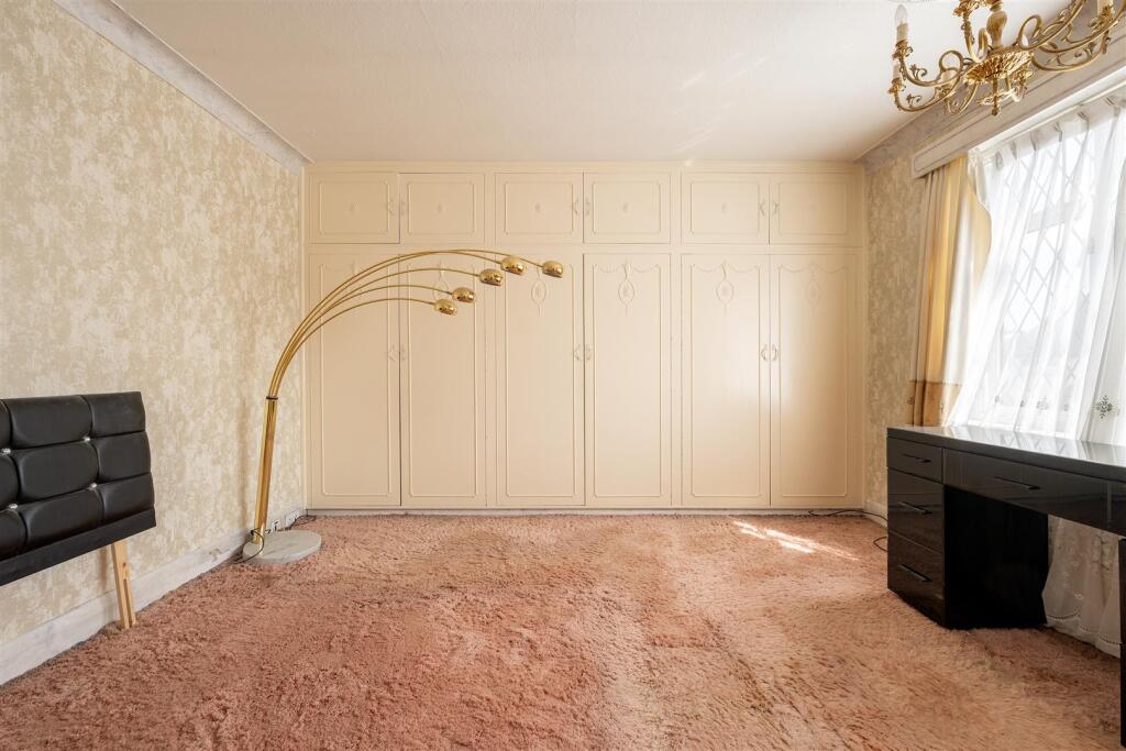 Hermitage Close, E18